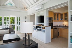 Fernseher, DVD-Player, Bücher, Stereoanlage