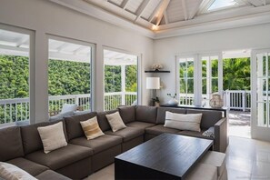 Fernseher, DVD-Player, Bücher, Stereoanlage