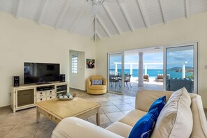 TV, DVD player, livros, aparelho de som