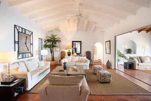 TV, DVD player, livros, aparelho de som