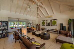 Télévision, lecteur de DVD, livres, chaîne hi-fi