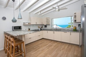 Kylskåp, mikrovågsugn, ugn och spishäll