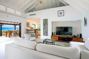 Télévision à écran plat, lecteur de DVD, livres, chaîne hi-fi