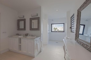 Bathtub, hair dryer, towels - Villa Always | Ocean View - Located in  Beautiful Terres Basses with Private Pool (Les Terres Basses)