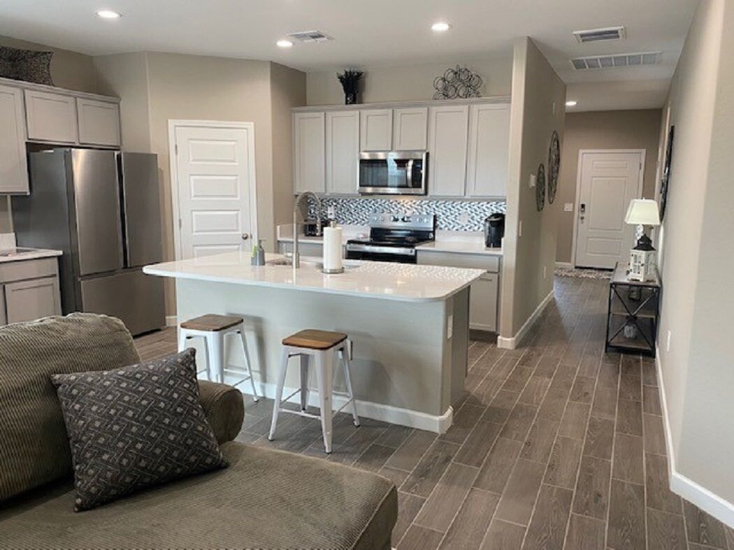 New home close to Watson shopping area. Prof furnished. All utilities included