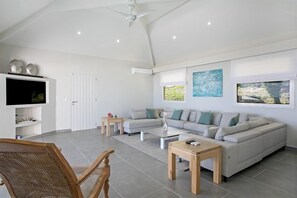 TV, DVD player, books - Villa Ocean View  | Ocean View - Located in  Wonderful Orient Bay with Private Pool (Saint Martin)
