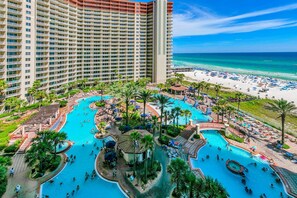 Una piscina cubierta, una piscina climatizada