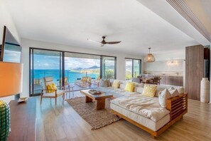 Televisie, een dvd-speler, tafelvoetbal en een tafeltennistafel