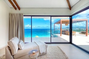 Televisie, een dvd-speler, tafelvoetbal en een tafeltennistafel