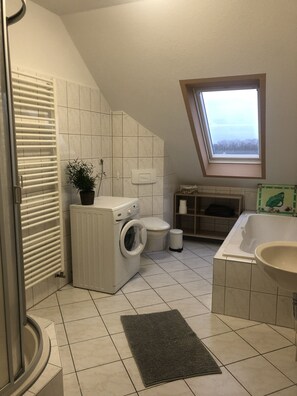 Baignoire, serviettes fournies, savon, papier toilette