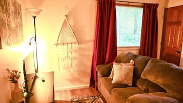 Smart TV, fireplace, Netflix, streaming services