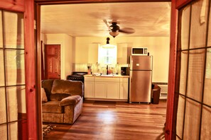 Frigorífico, microondas, horno y cafetera o tetera