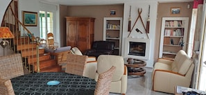 TV, fireplace, DVD player, table football - Townhouse 12 persons LE DOMAINE DES PAONS 4 ETOILES (Saint-Germain-du-Pert)