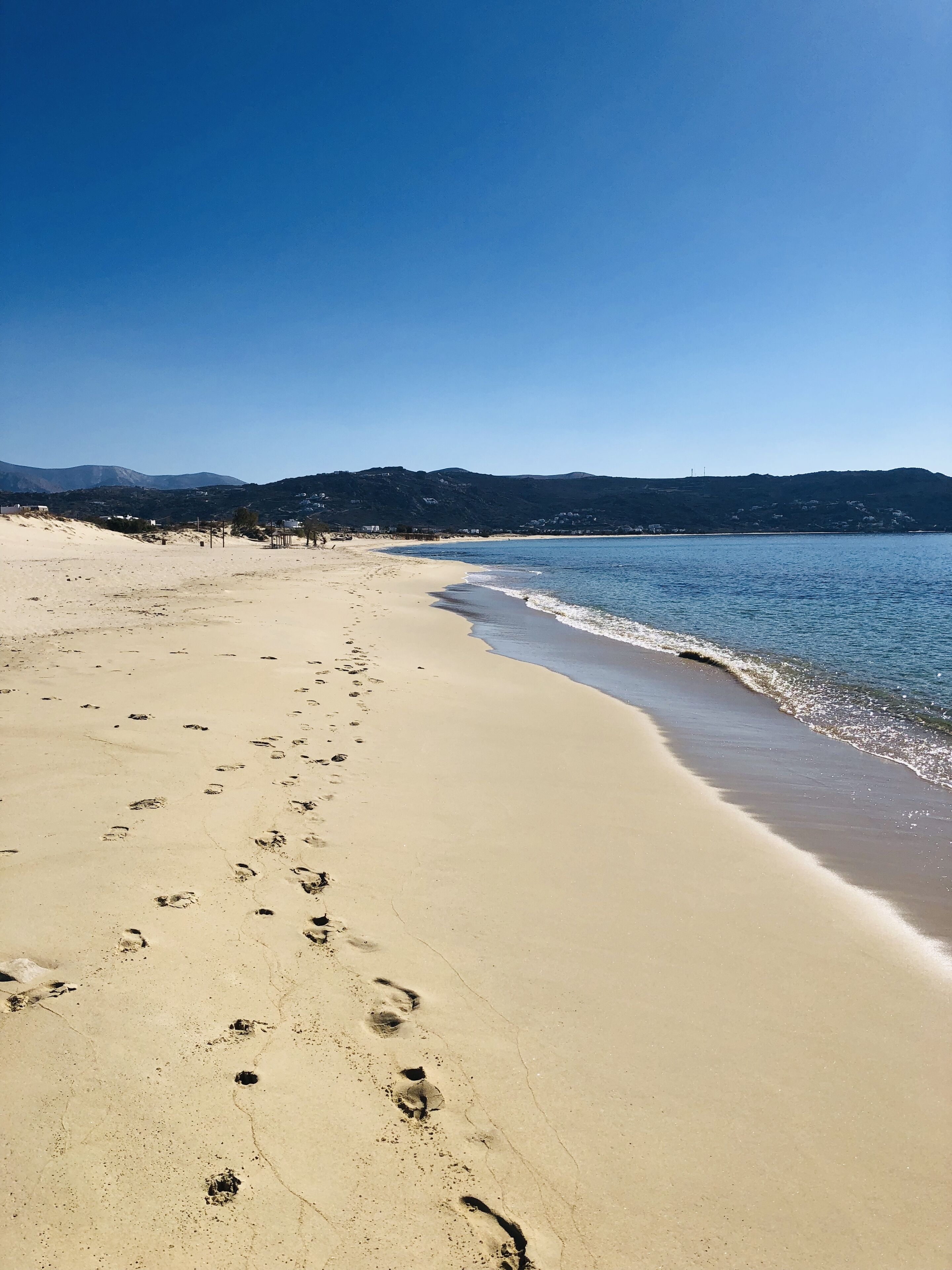 Na praia, espreguiçadeiras, toalhas de praia 
