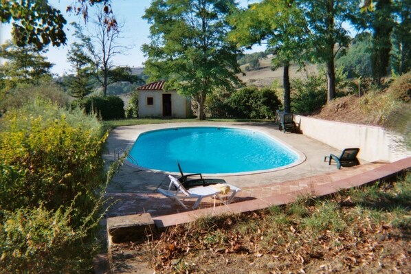 Una piscina al aire libre