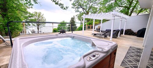 PONTOON INCLUDED IN PRICE, GAME ROOM, HOT TUB, SAUNA, ON BIG DETROIT LAKE!