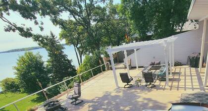 PONTOON INCLUDED IN PRICE, GAME ROOM, HOT TUB, SAUNA, ON BIG DETROIT LAKE!
