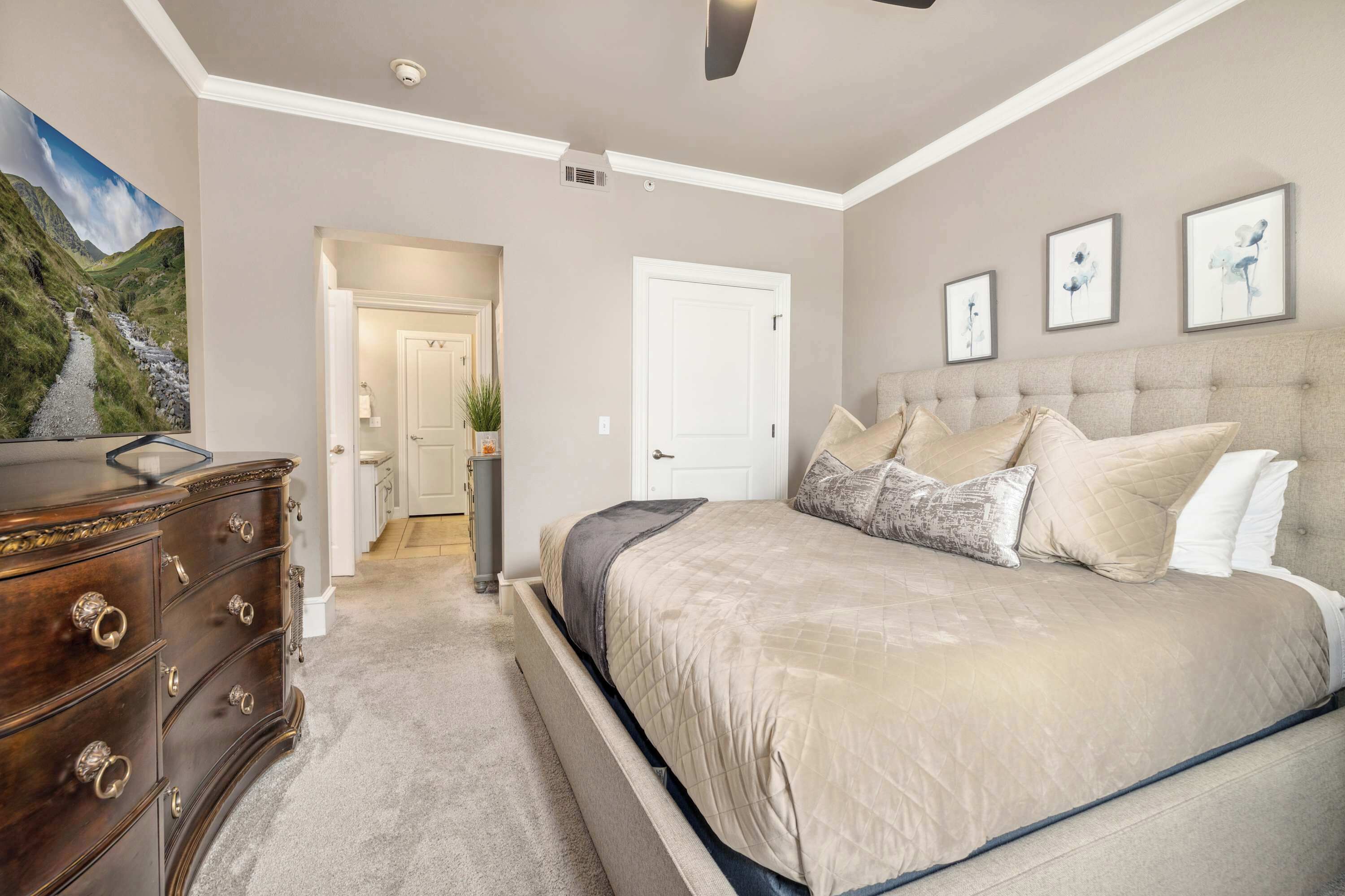 2 bedrooms, desk, iron/ironing board, WiFi