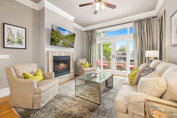 Televisión, chimenea, libros y oficina 