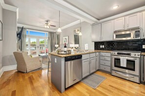 Een koelkast, een magnetron, een oven, een kookplaat