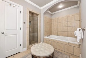 Tina, secadora de cabello, toallas 