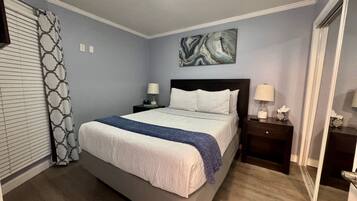 1 habitación, escritorio, tabla de planchar con plancha y cuna de viaje