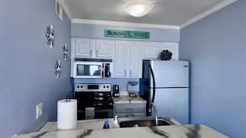 Kjøleskap, mikrobølgeovn, ovn og kokeplater