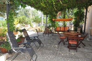 Outdoor dining - Villa Faro sea front and private garden (TRAPANI)