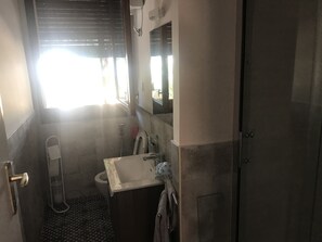 A bathroom with a toilet, sink, and shower. - Villa Faro on the waterfront with a private garden (TRAPANI)