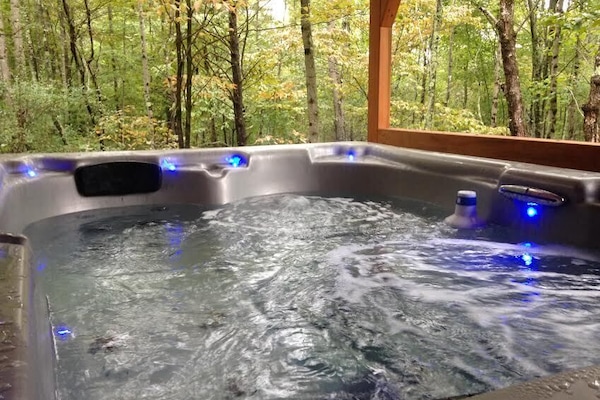 Luxury, state-of-the-art Balboa/Viking hot tub with a gorgeous view of Wayne National Forest