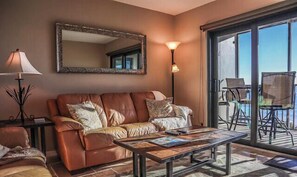 Living area - Riviera Beach Club 502 - 2B/2B Dream Vacation Condo w/ Amazing Gulf Views! (Fort Myers Beach)