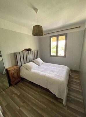 3 bedrooms, iron/ironing board, travel cot, free WiFi