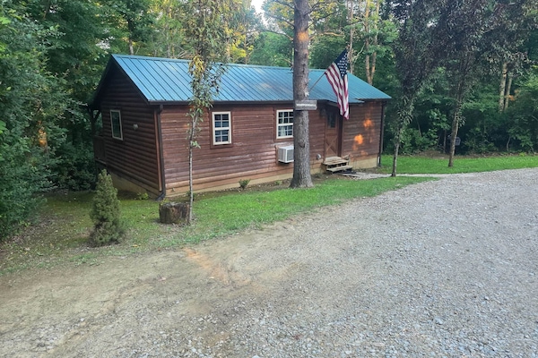 Cabin seen from the gravel driveway