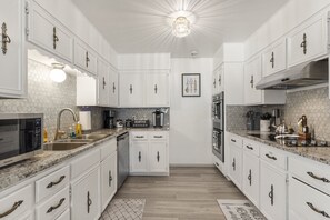 Kylskåp, mikrovågsugn, ugn och spishäll