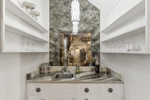 South Tulsa 5 Bedroom & 8 Beds | Luxury | 2 King Suites