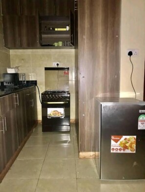 Kühlschrank, Mikrowelle, Herdplatte, Wasserkocher