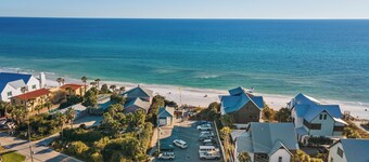 Golf cart, shared pool, gym, 3 Rec courts, outdoor dining