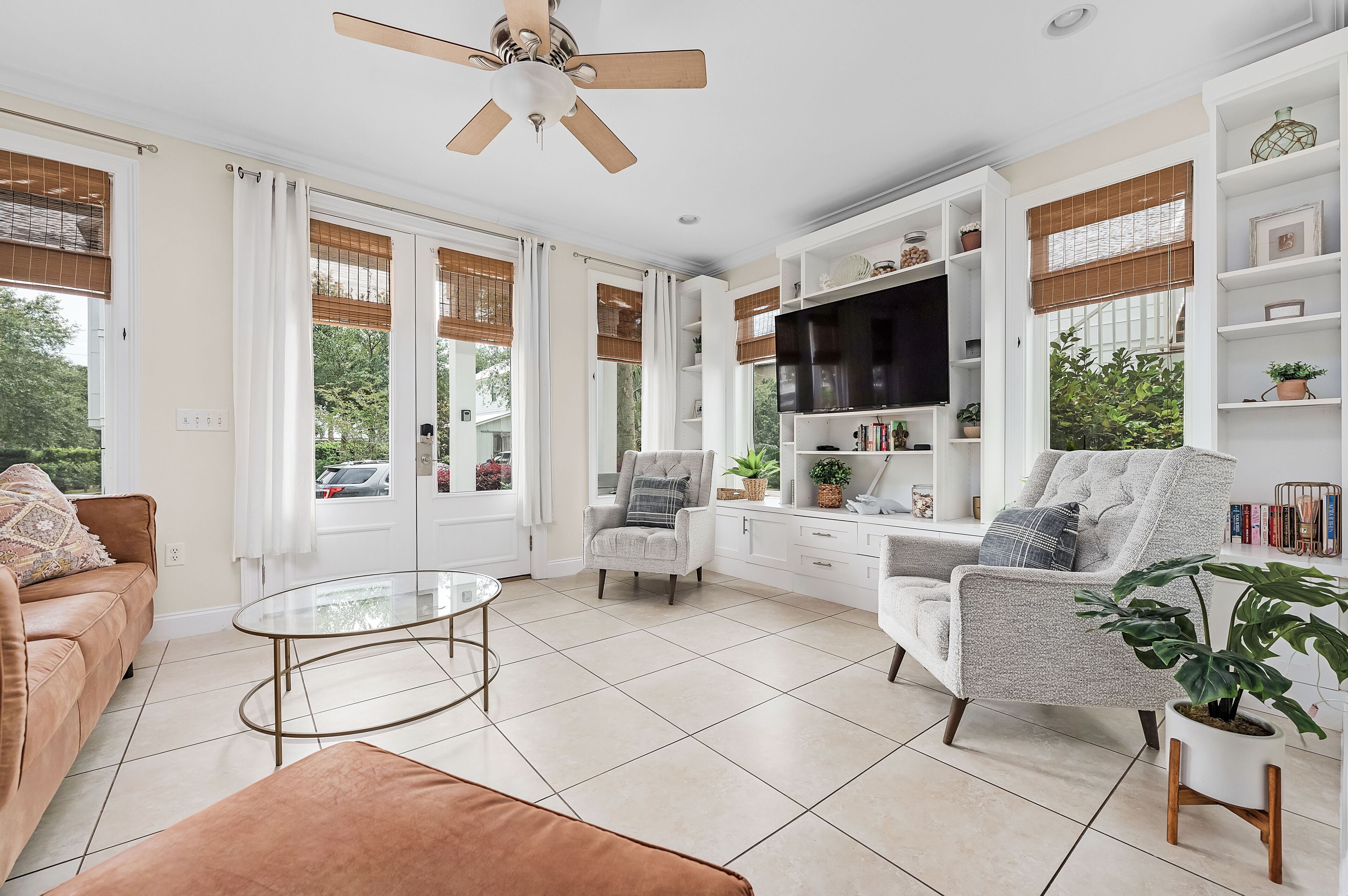 TV connectée, cheminée, jeux vidéo, lecteur de DVD