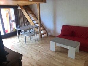 Comfort Studio | Living area | 22-inch flat-screen TV with satellite channels, TV - Sureggio Village (Capriasca)