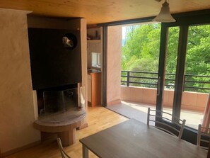 Comfort-Studio | Wohnzimmer | 22-Zoll-Flachbildfernseher mit Satellitenempfang, Fernseher