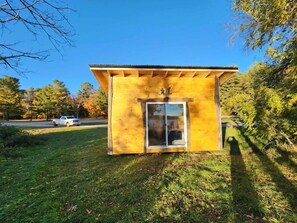 Classic Cabin | Premium bedding, free WiFi - Stoco Lake Lodge (Tweed)