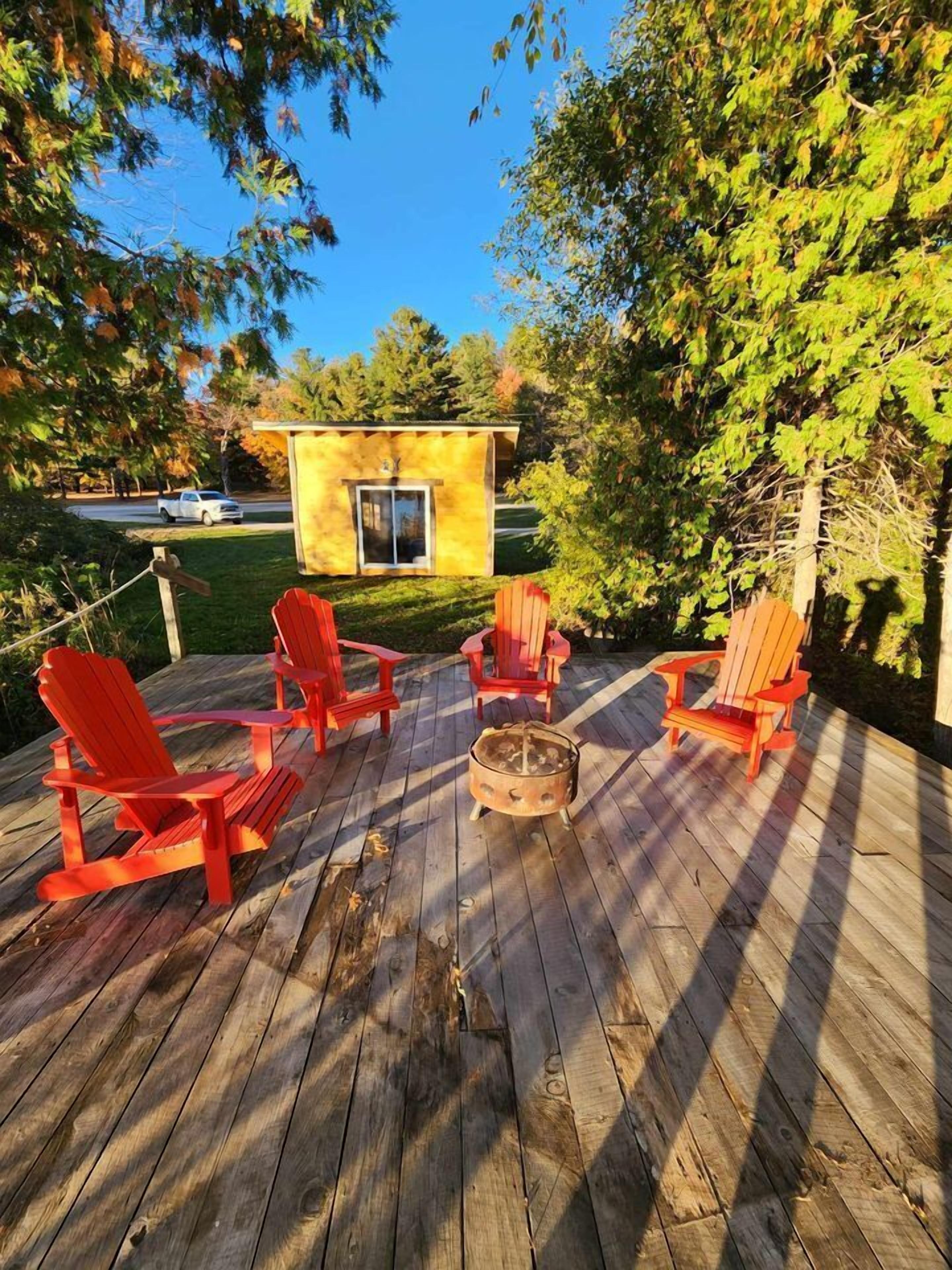 Cabane Classique | Coin séjour | TV connectée de 32 pouces avec chaînes numériques, télévision, Netflix