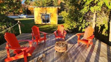 Cabane Classique | Coin séjour | TV connectée de 32 pouces avec chaßnes numériques, télévision, Netflix