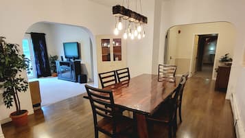 Apartment | Essbereich im Zimmer