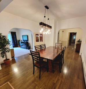 Apartment | In-room dining - Stoco Lake Lodge (Tweed)