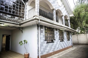 Exterior detail - Hidden Gem, Serene, Cozy 4 Bdrm near CBD+Wifi+NetFlix+Self-Catering (Nairobi)