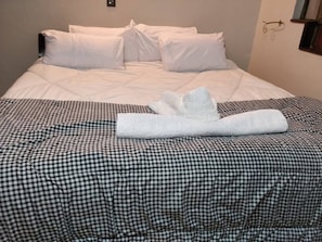 4 bedrooms, iron/ironing board, WiFi, bed sheets - Hidden Gem, Serene, Cozy 4 Bdrm near CBD+Wifi+NetFlix+Self-Catering (Nairobi)