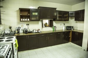 Fridge, microwave, coffee/tea maker, electric kettle - Hidden Gem, Serene, Cozy 4 Bdrm near CBD+Wifi+NetFlix+Self-Catering (Nairobi)