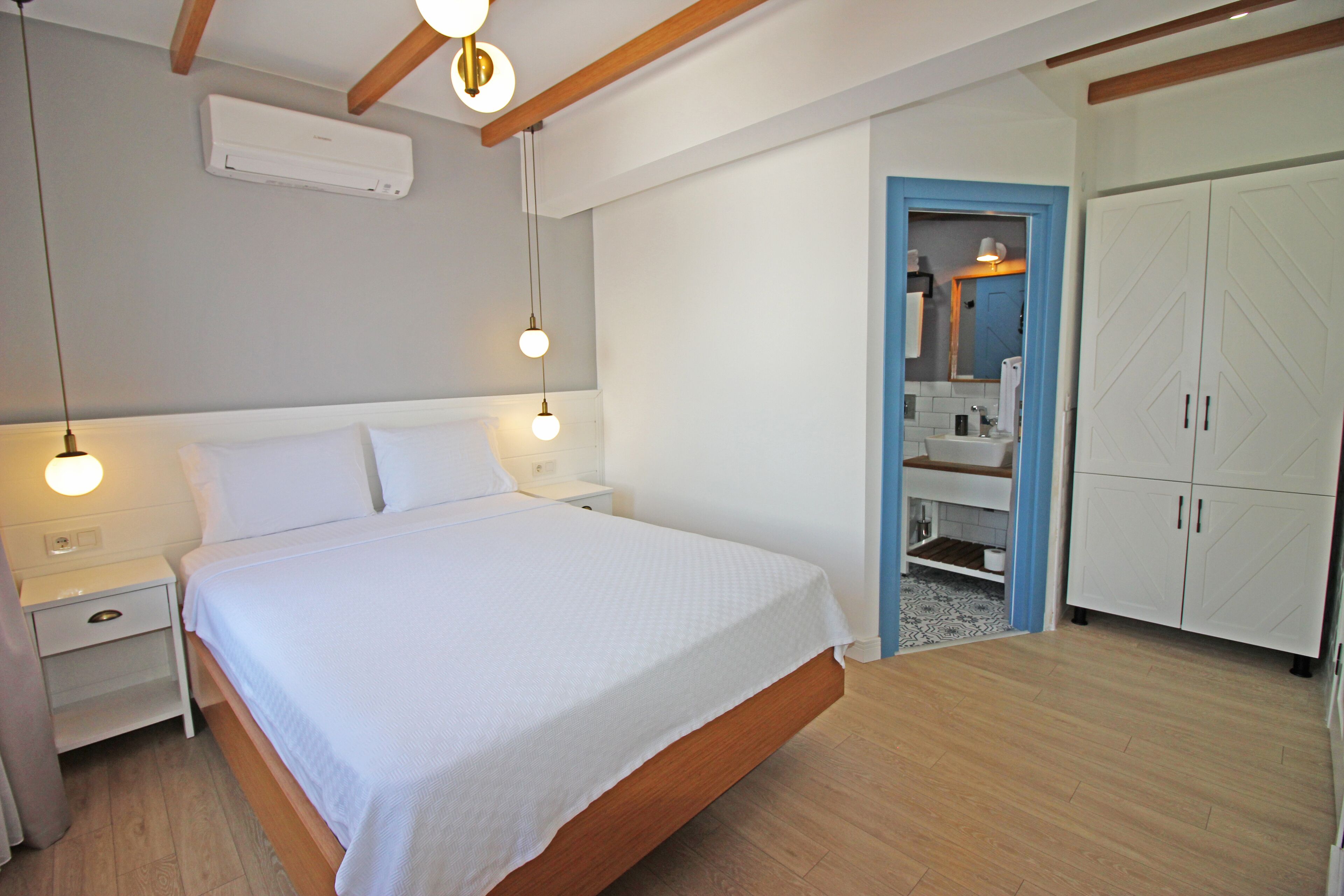 Quarto conforto, vista parcial para o mar | Roupas de cama premium, Wi-Fi de cortesia, roupa de cama