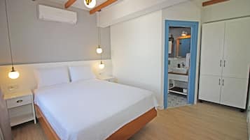 Quarto conforto, vista parcial para o mar | Roupas de cama premium, Wi-Fi de cortesia, roupa de cama